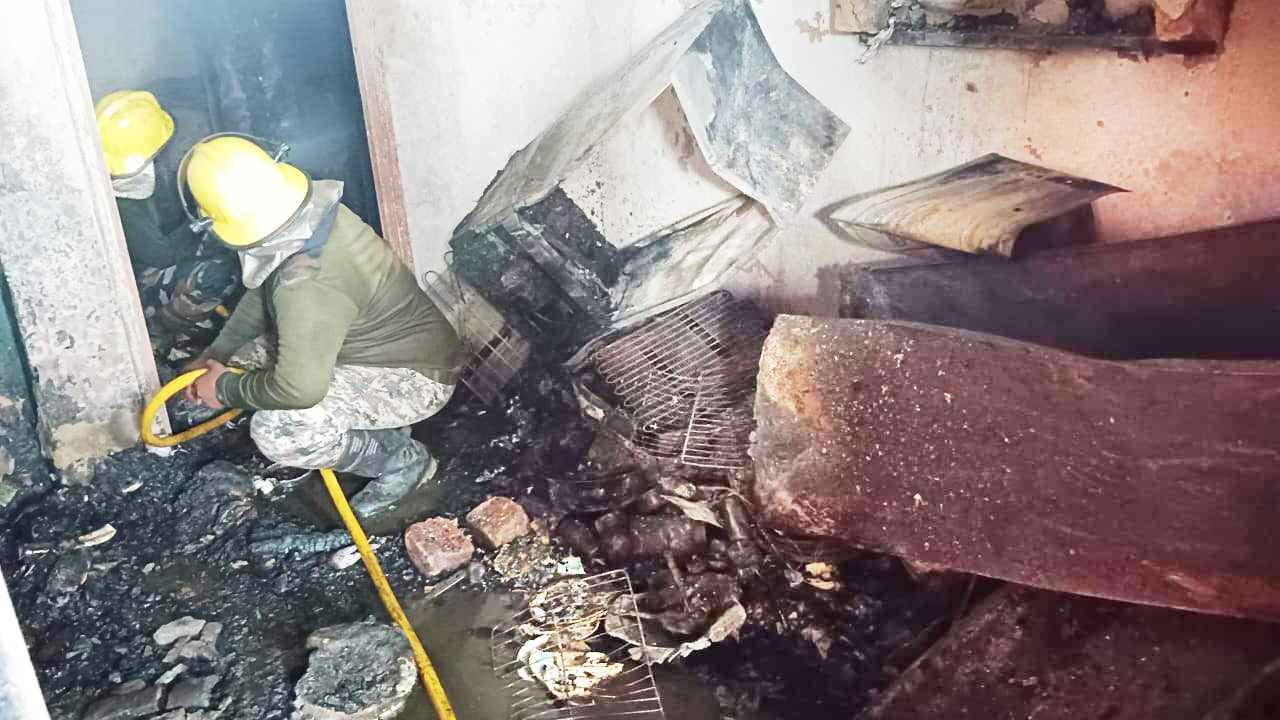  अचानक लगी आग से लाखों की घरेलू संपत्ति जलकर खाक