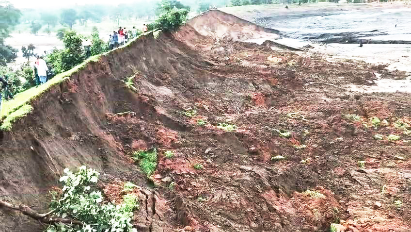 टूटा लुतिया डैम, एक ही परिवार के 7 बहे, 4 की मौत, 3 लापता टूटा लुतिया डैम, एक ही परिवार के 7 बहे, 4 की मौत, 3 लापता