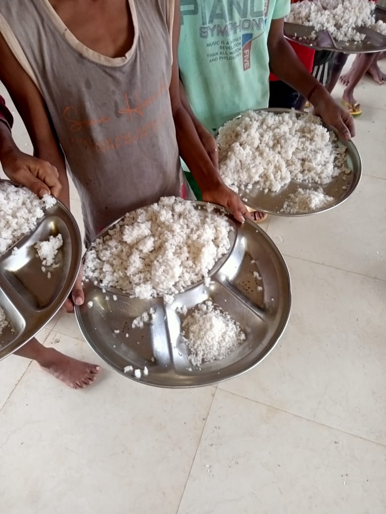 बच्चों को भोजन संग नमक परोसा, प्रभारी अधीक्षक निलंबित बच्चों को भोजन संग नमक परोसा, प्रभारी अधीक्षक निलंबित
