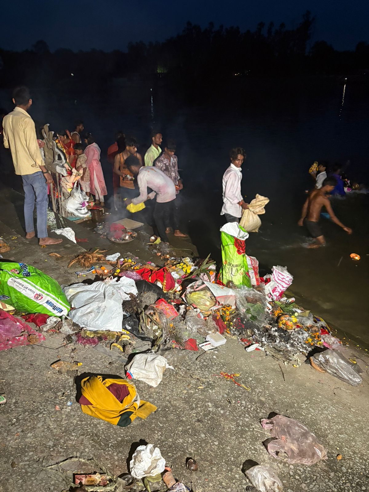 खारून में प्रतिमाएं विसर्जित कर रहे लोग खारून में प्रतिमाएं विसर्जित कर रहे लोग