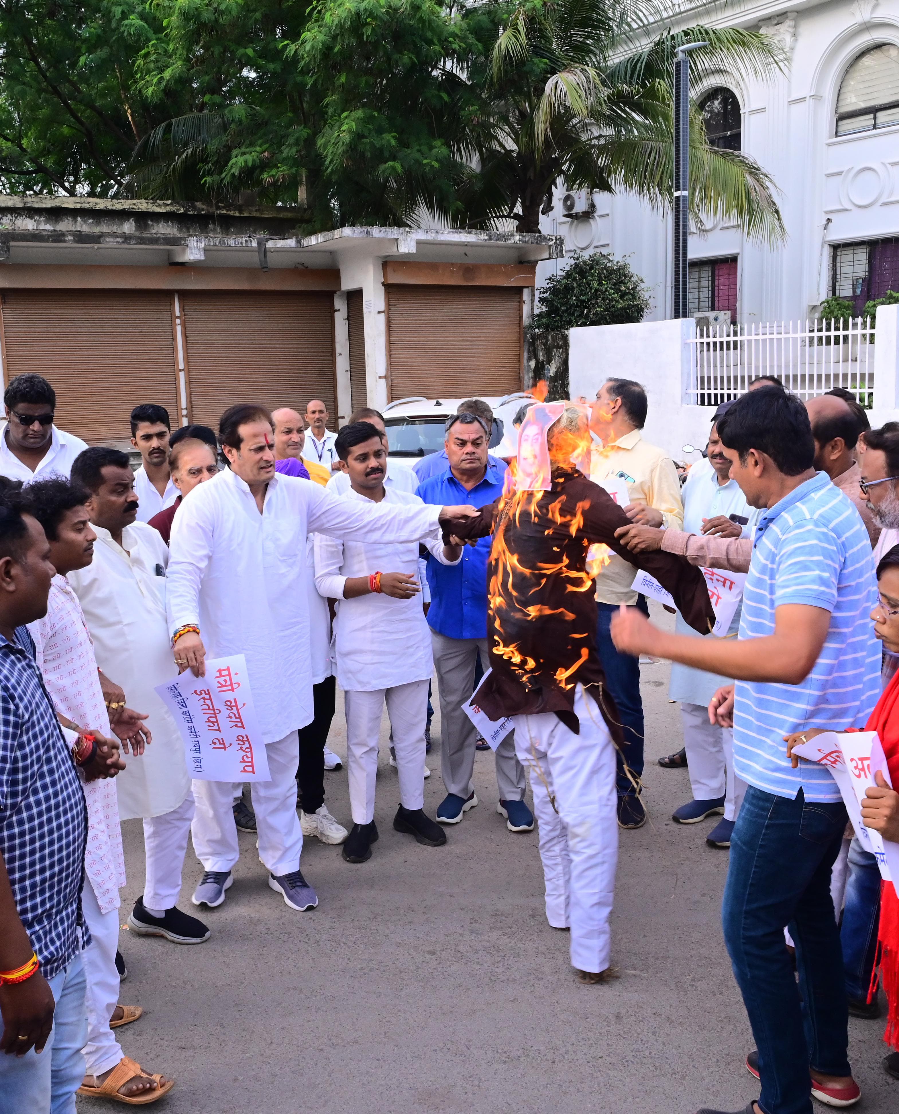 मंत्री केदार का पुतला दहन कर मांगा इस्तीफा मंत्री केदार का पुतला दहन कर मांगा इस्तीफा