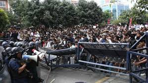 नेपाल ने विरोध प्रदर्शनों के बाद सोशल मीडिया पर लगा बैन हटाया नेपाल ने विरोध प्रदर्शनों के बाद सोशल मीडिया पर लगा बैन हटाया