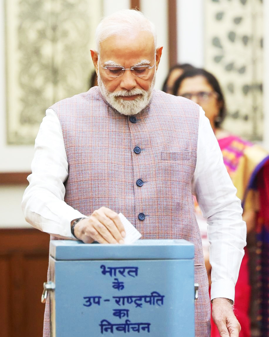 उप राष्ट्रपति चुनाव के लिए मतदान संपन्न, प्रधानमंत्री और कई प्रमुख नेताओं ने डाला वोट उप राष्ट्रपति चुनाव के लिए मतदान संपन्न, प्रधानमंत्री और कई प्रमुख नेताओं ने डाला वोट