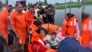 पाकिस्तान: पंजाब के टोबा टेक सिंह ज़िले में जब बाढ़ के बीच नाव से पहुंची दुल्हन