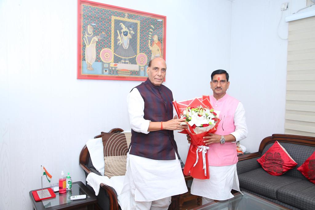 बिलासपुर एयरपोर्ट विस्तार के लिए तोखन साहू की पहल, रक्षा मंत्री से मुलाकात बिलासपुर एयरपोर्ट विस्तार के लिए तोखन साहू की पहल, रक्षा मंत्री से मुलाकात