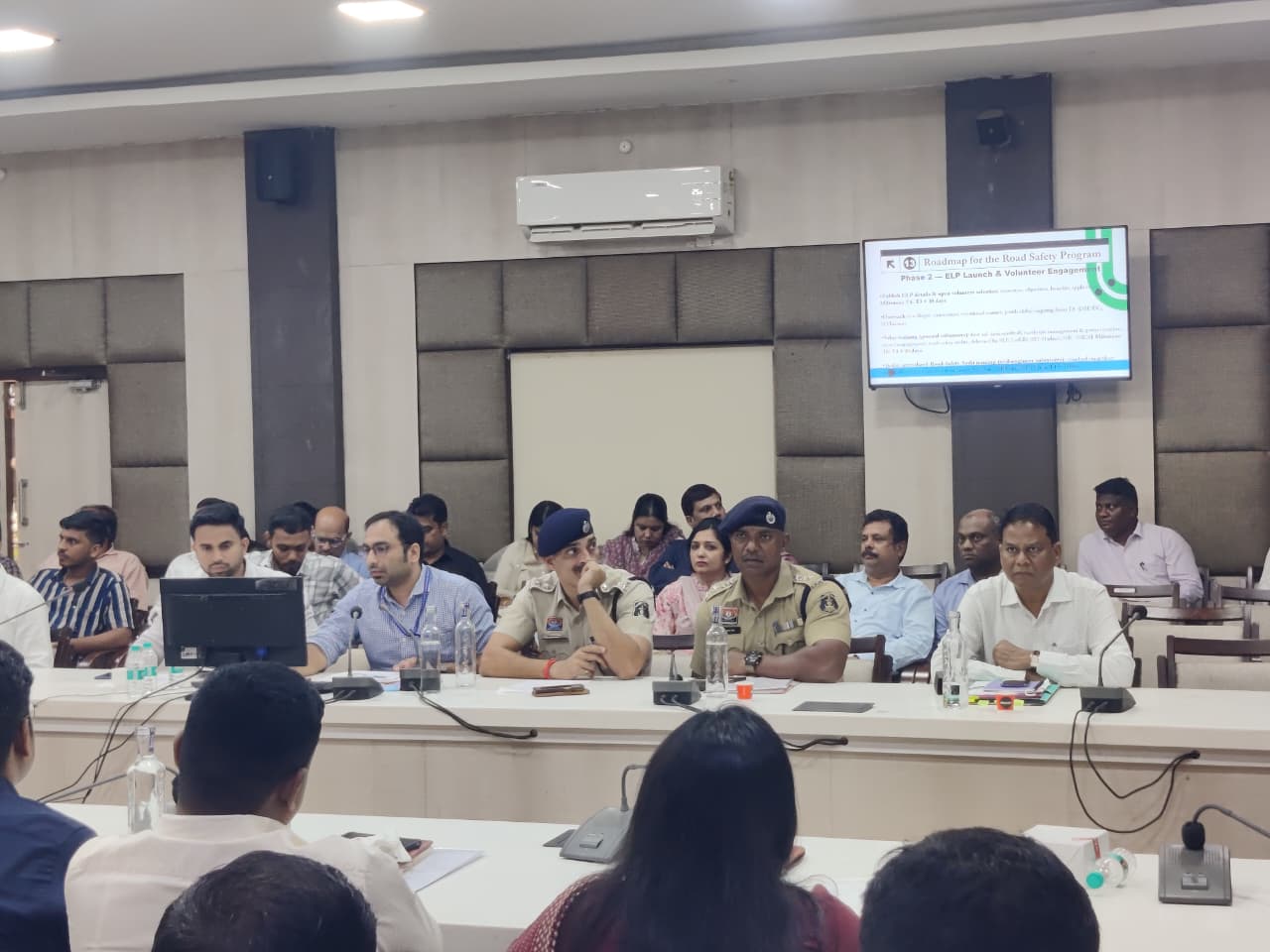 रायपुर में सड़क सुरक्षा को नई रफ्तार, ‘सड़क सुरक्षा मित्र’ कार्यक्रम होगा तेज़ रायपुर में सड़क सुरक्षा को नई रफ्तार, ‘सड़क सुरक्षा मित्र’ कार्यक्रम होगा तेज़