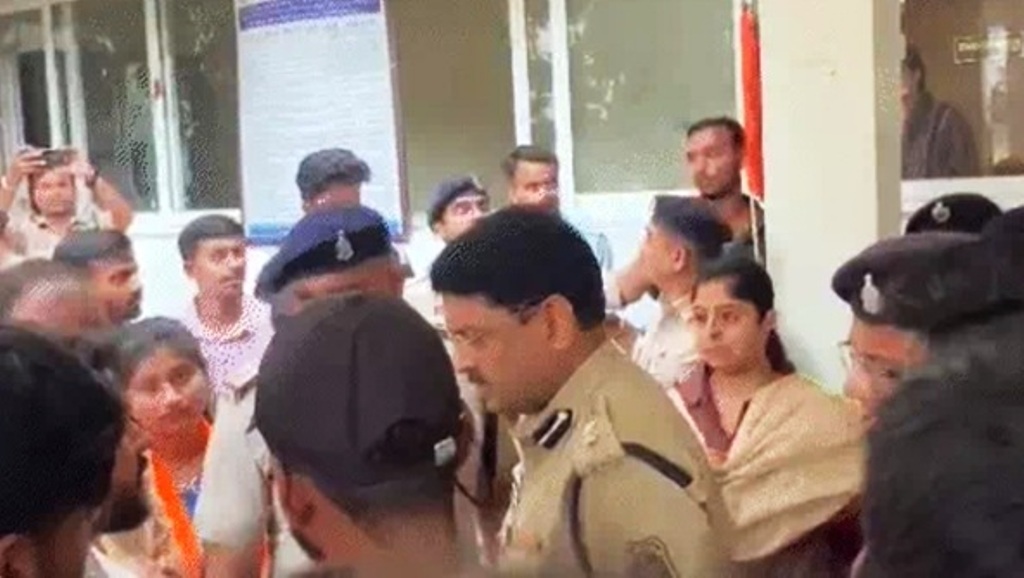 देखें VIDEO : चाकूबाजी के विरोध में एबीवीपी का प्रदर्शन, दफ्तर से बाहर आते ही एसएसपी ने कहा- ये तरीका है बे! देखें VIDEO : चाकूबाजी के विरोध में एबीवीपी का प्रदर्शन, दफ्तर से बाहर आते ही एसएसपी ने कहा- ये तरीका है बे!