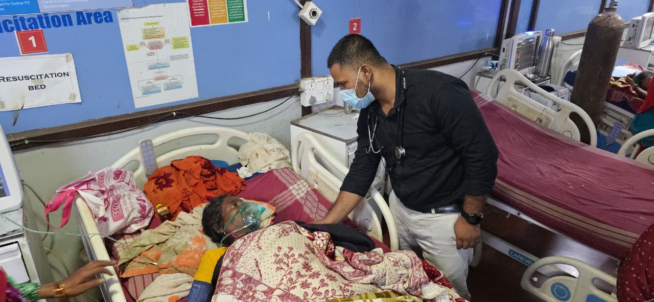 गाज से टूटी हाईटेंशन लाइन, करंट की चपेट में महिला, गंभीर गाज से टूटी हाईटेंशन लाइन, करंट की चपेट में महिला, गंभीर