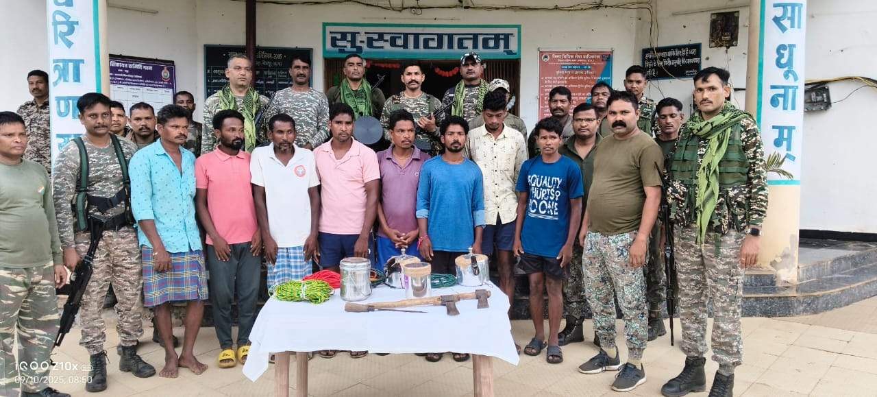 13 लाख के 6 इनामी समेत 26 नक्सली गिरफ्तार
