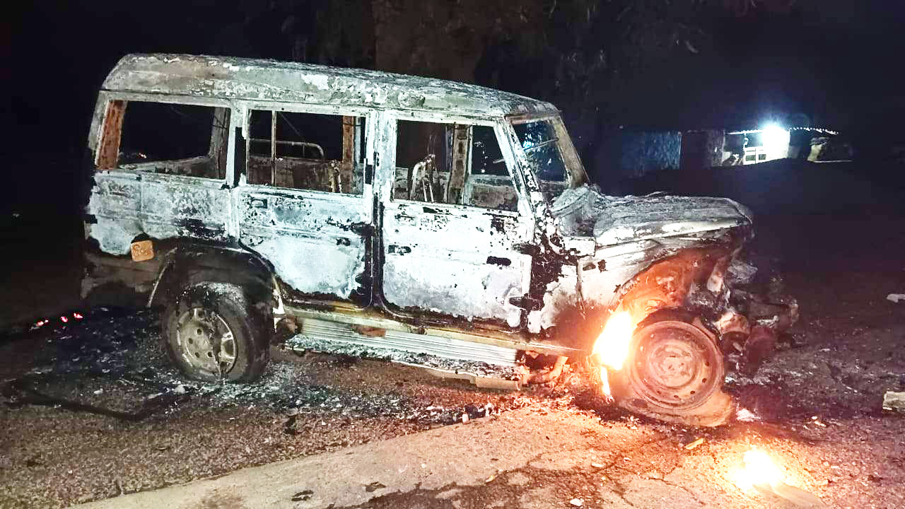 बोलेरो-कार टक्कर,  2 जिंदा जले, 3 जख्मी