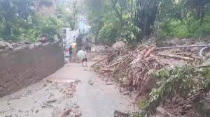 हिमाचल प्रदेश: बादल फटने से एक गांव में कई वाहन मलबे में दबे, खेत क्षतिग्रस्त