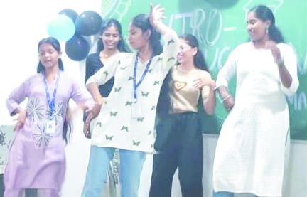 नवप्रवेशी पत्रकारिता विद्यार्थियों ने गीत-संगीत और नृत्य से समा बांधा