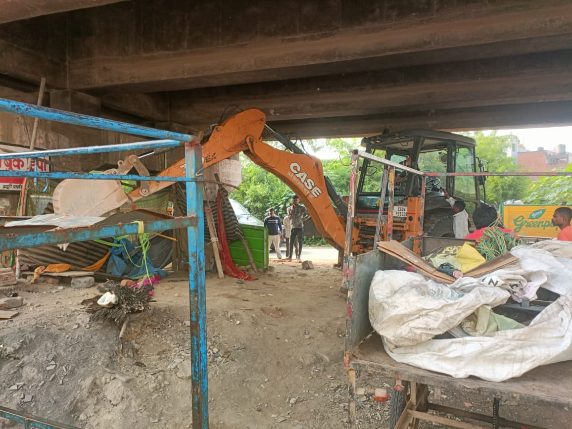 एलआईसी कालोनी मोवा में लगभग 1450 वर्गफीट में बना अवैध निर्माण तोडा