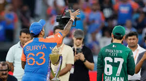 भारत-पाकिस्तान फ़ाइनल में प्रेजे़ंटर रवि शास्त्री ने पाकिस्तानी कप्तान से नहीं की बात, सामने आई वजह