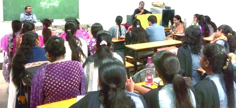 प्रगति कॉलेज में गांधी-शास्त्री जयंती पर विद्यार्थियों ने स्वच्छता रखने ली शपथ