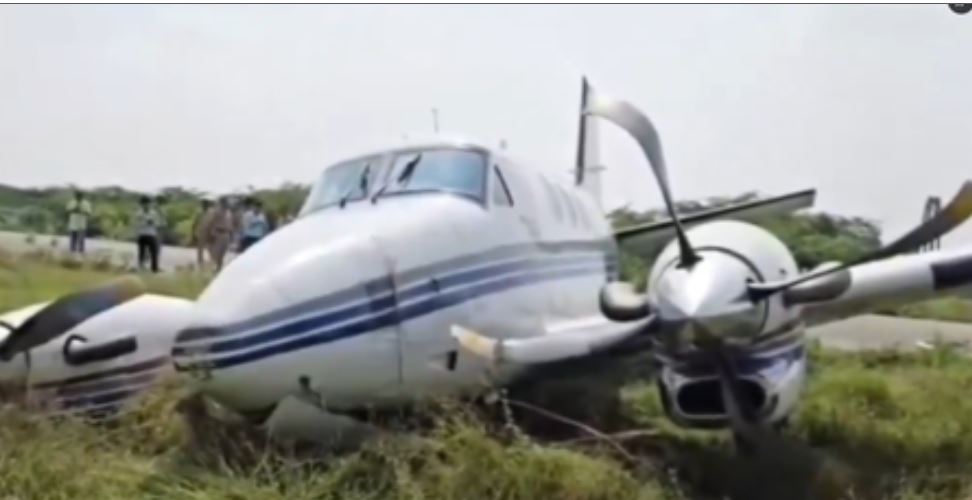 फर्रुखाबाद : टेकऑफ के दौरान रनवे से फिसला प्राइवेट जेट, सभी सुरक्षित