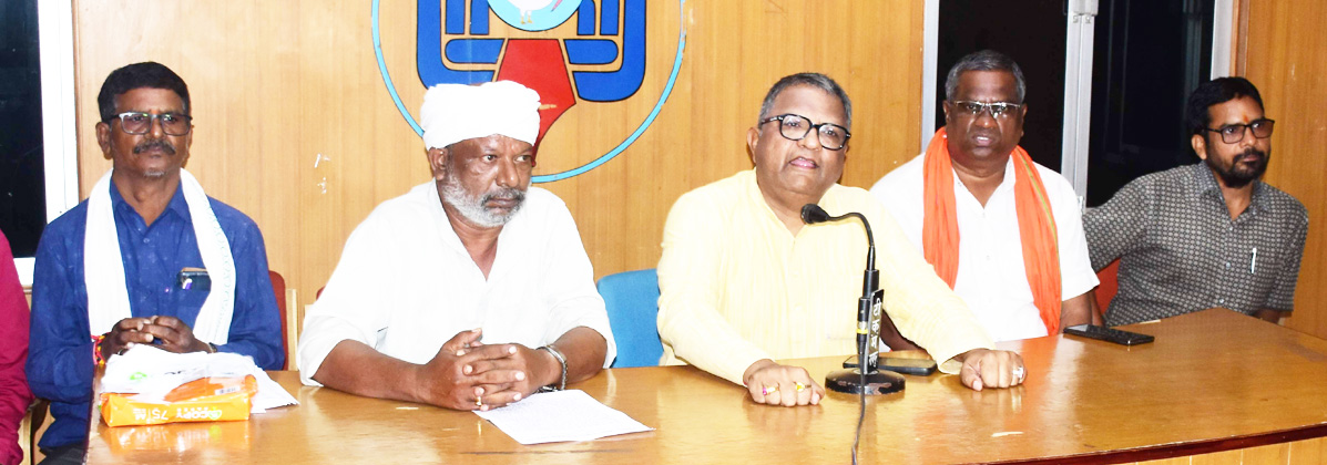 बैकुंठ सीमेंट फैक्ट्री में श्रमिक हड़ताल पर