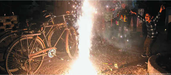 ग्रीन पटाखों पर दिल्ली वालों के लिए छूट क्यों चाहती हैं सीएम