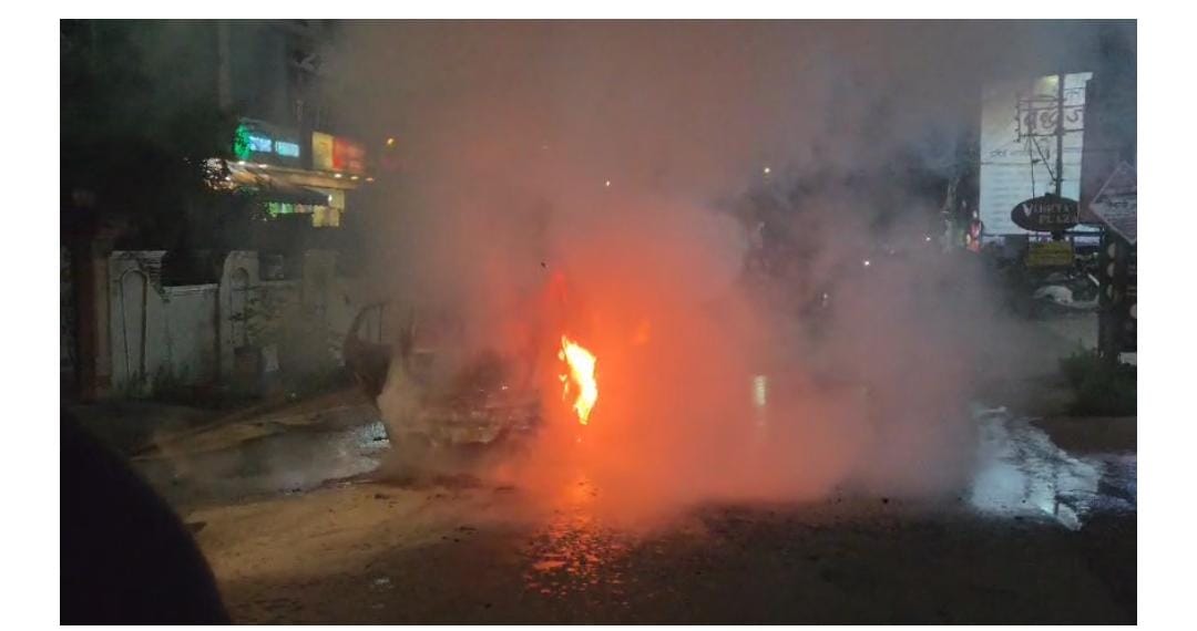 बीच सड़क चलते वक्त इलेक्ट्रिक कार (EV) में आग  सवार सुरक्षित 