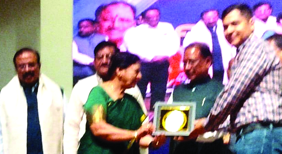 महिला विंग प्रदेशाध्यक्ष एवं एबीएस पॉली प्लास्ट संचालकों को मुख्यमंत्री ने किया सम्मानित-कैट