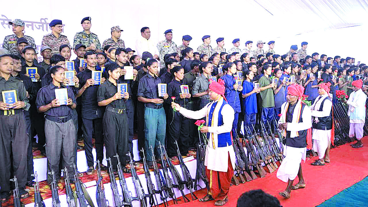 देखें VIDEO : 210 नक्सलियों ने डाले हथियार