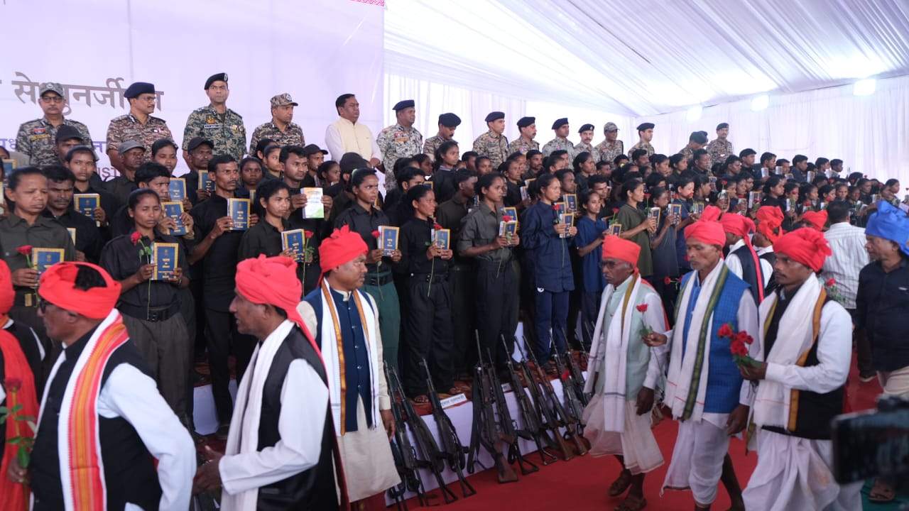 ‘छत्तीसगढ़’ का  संपादकीय :  नक्सलियों का हथियार छोडऩा, सरकार की एक बड़ी कामयाबी