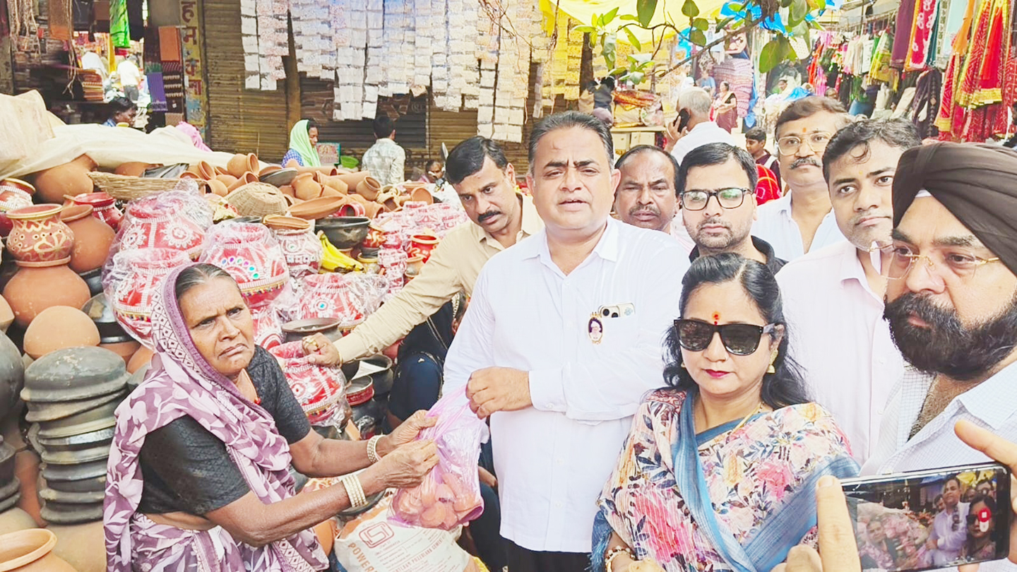 गोल बाजार में मिट्टी के दीए खरीदकर चेंबर ने स्थानीय उत्पादों को अपनाया