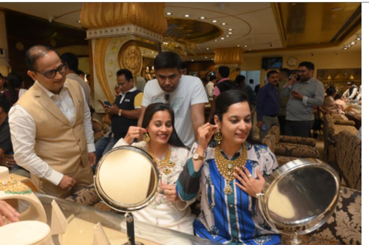 फेस्टिव सीजन में अर्थव्यवस्था ने पकड़ी रफ्तार, कारों से लेकर गोल्ड कॉइन की हुई रिकॉर्ड बिक्री 