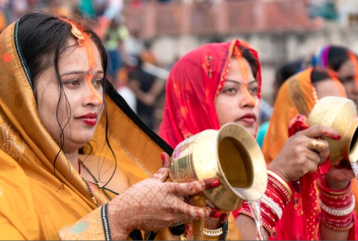 सूर्योपासना में डूबा बिहार, अस्ताचलगामी सूर्य को अर्घ्य देने के लिए तैयार छठ घाट 