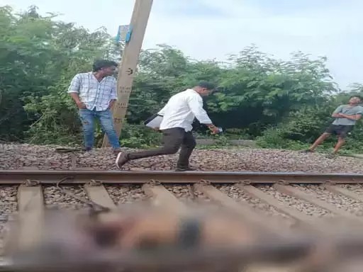ट्रेन की चपेट में आने से युवक की मौत, हाथ में टैटू से संतोष लिखा है 