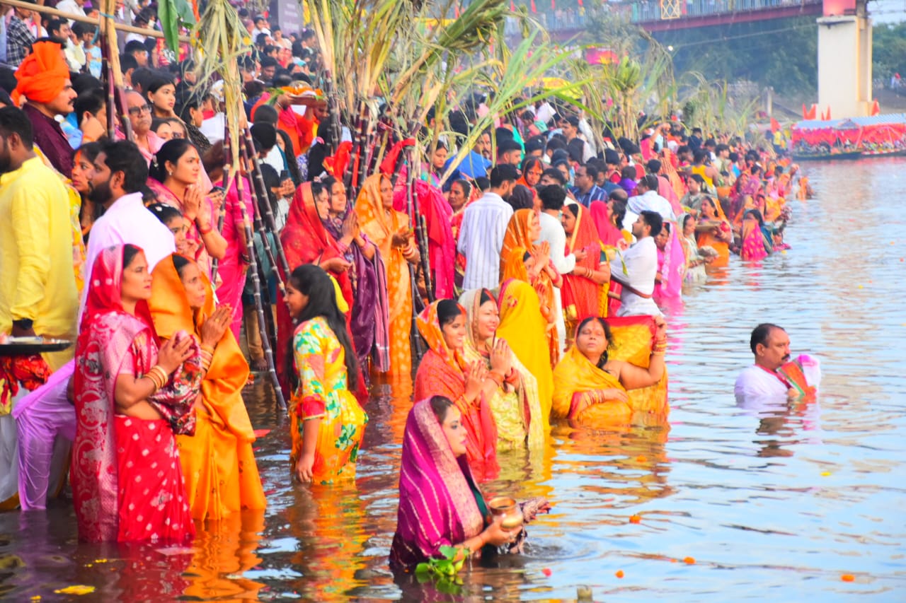 राजधानी के 80 तालाब घाटों में ढलते सूर्य को अर्घ्य 