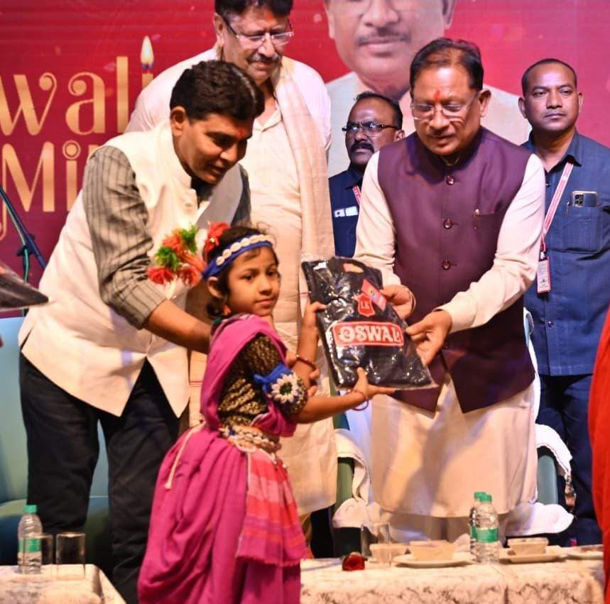 जब सीएम साय ने दिव्यांग बच्चों से साइन लैंग्वेज में गुड मॉर्निंग सीखा 