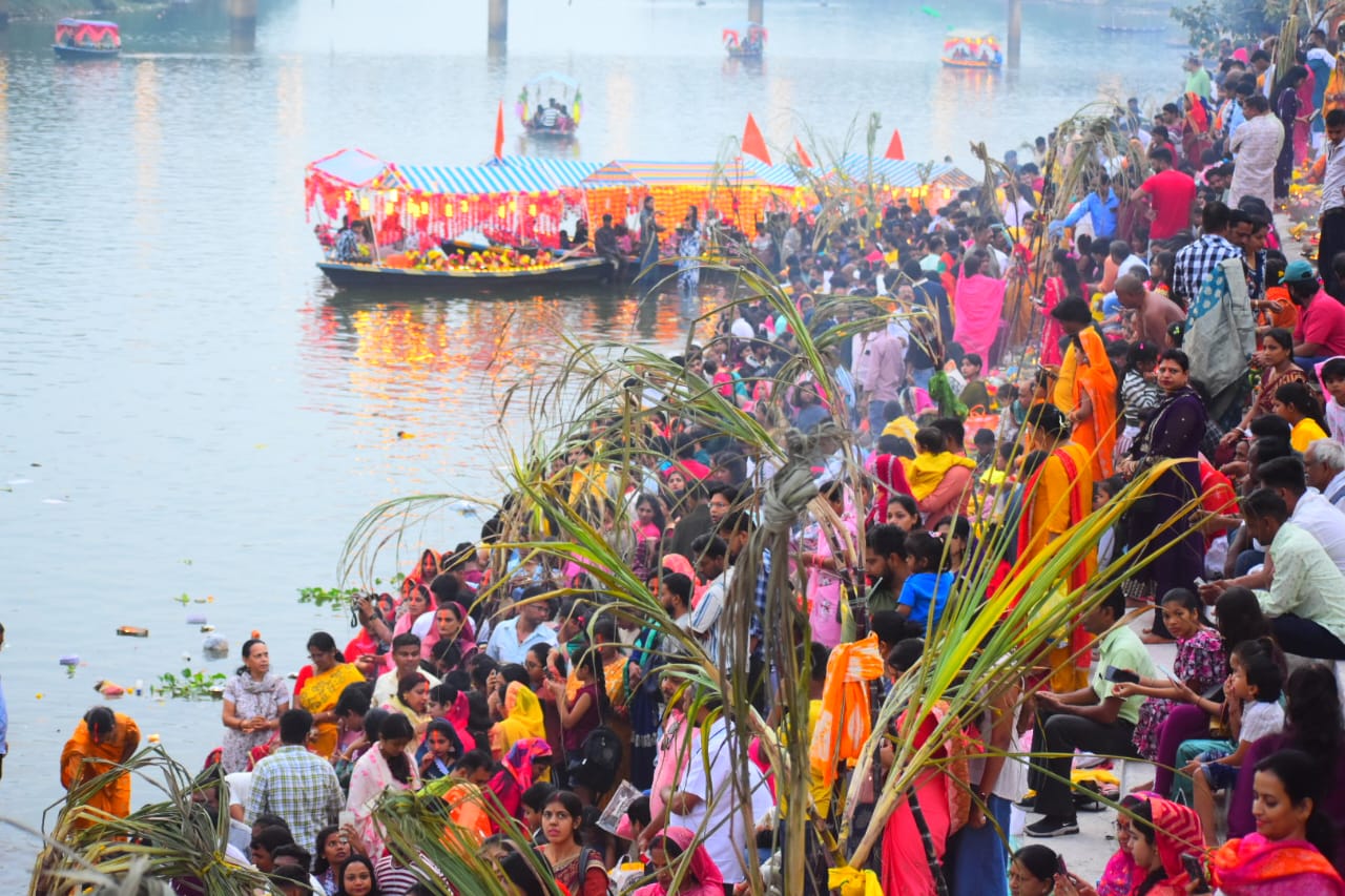उगते सूर्य को अर्घ्य देने के साथ ही छठ पूजा पूरी 