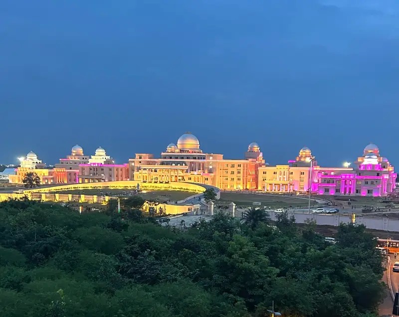 रौशनी से सराबोर न‌ई विधानसभा की पहली तस्वीर 