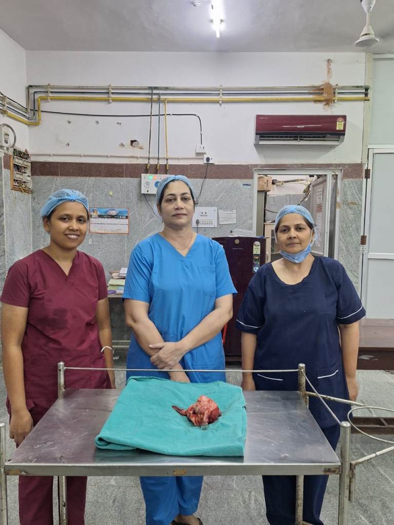 सिम्स के डॉक्टरों ने पोलियो पीड़ित महिला की जान बचाई,16 सप्ताह के गर्भ के आकार का ट्यूमर निकाला