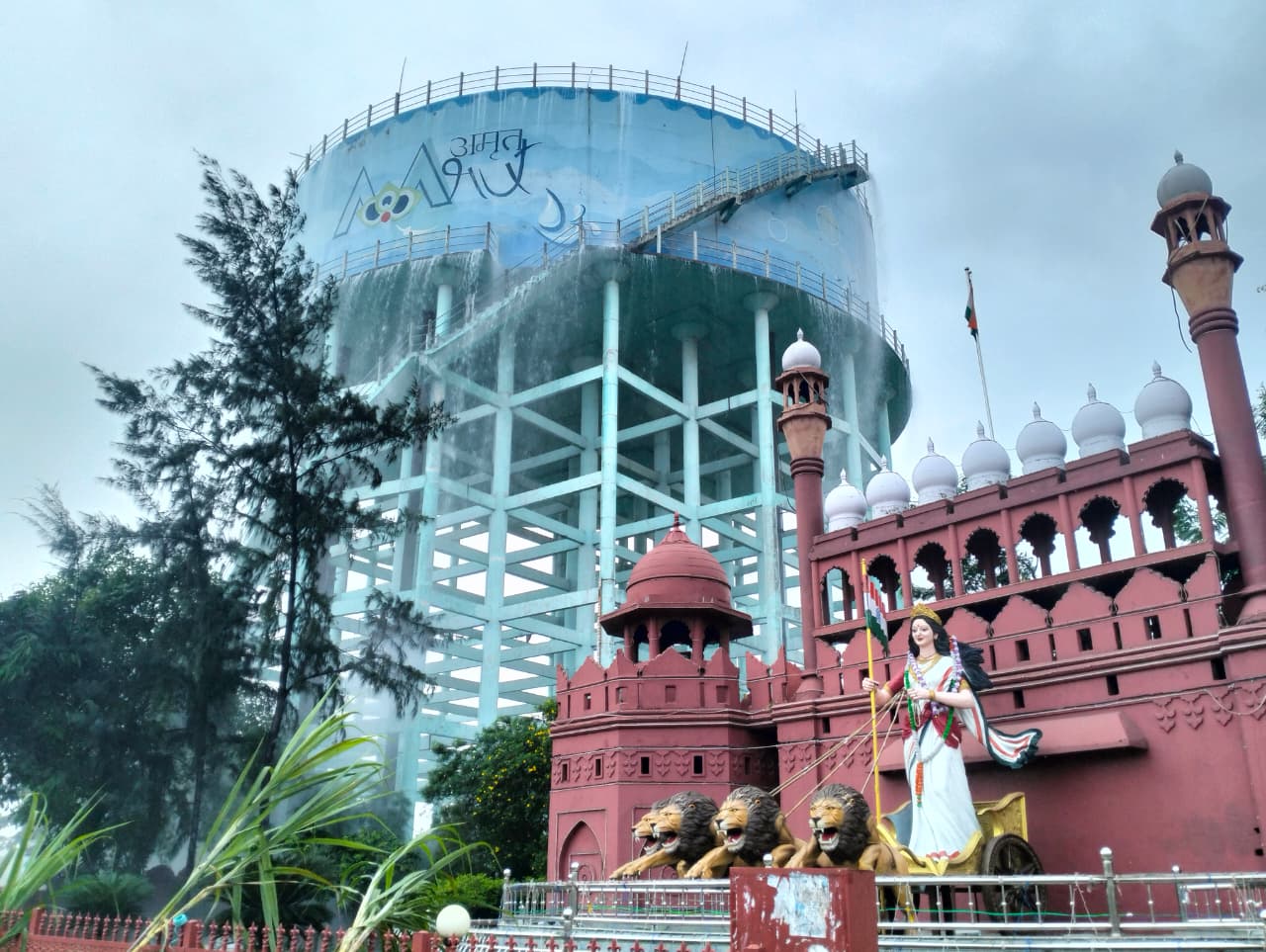 गुढ़ियारी टंकी से हजारों लीटर पानी शाम को बर्बाद हुआ 