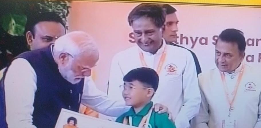 मोदी नन्हें बच्चों से दिल की बात कर रहे, गावस्कर भी आए हैं 