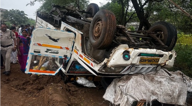 तेज रफ्तार पिकअप पलटी, एक सवार की मौत, 17 घायल