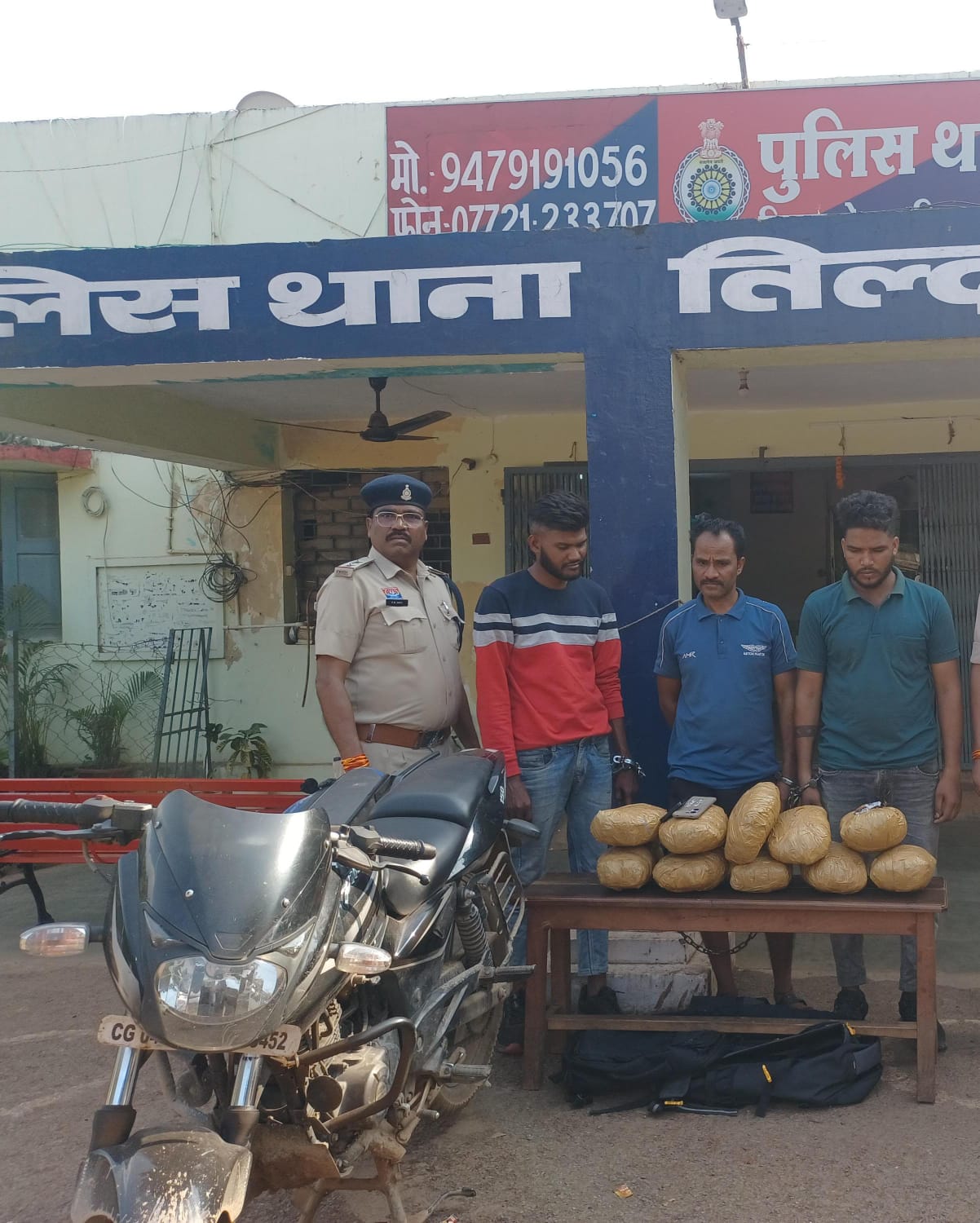 बाइक से 10 किलो गांजा लेकर जा रहे 3 युवक गिरफ्तार