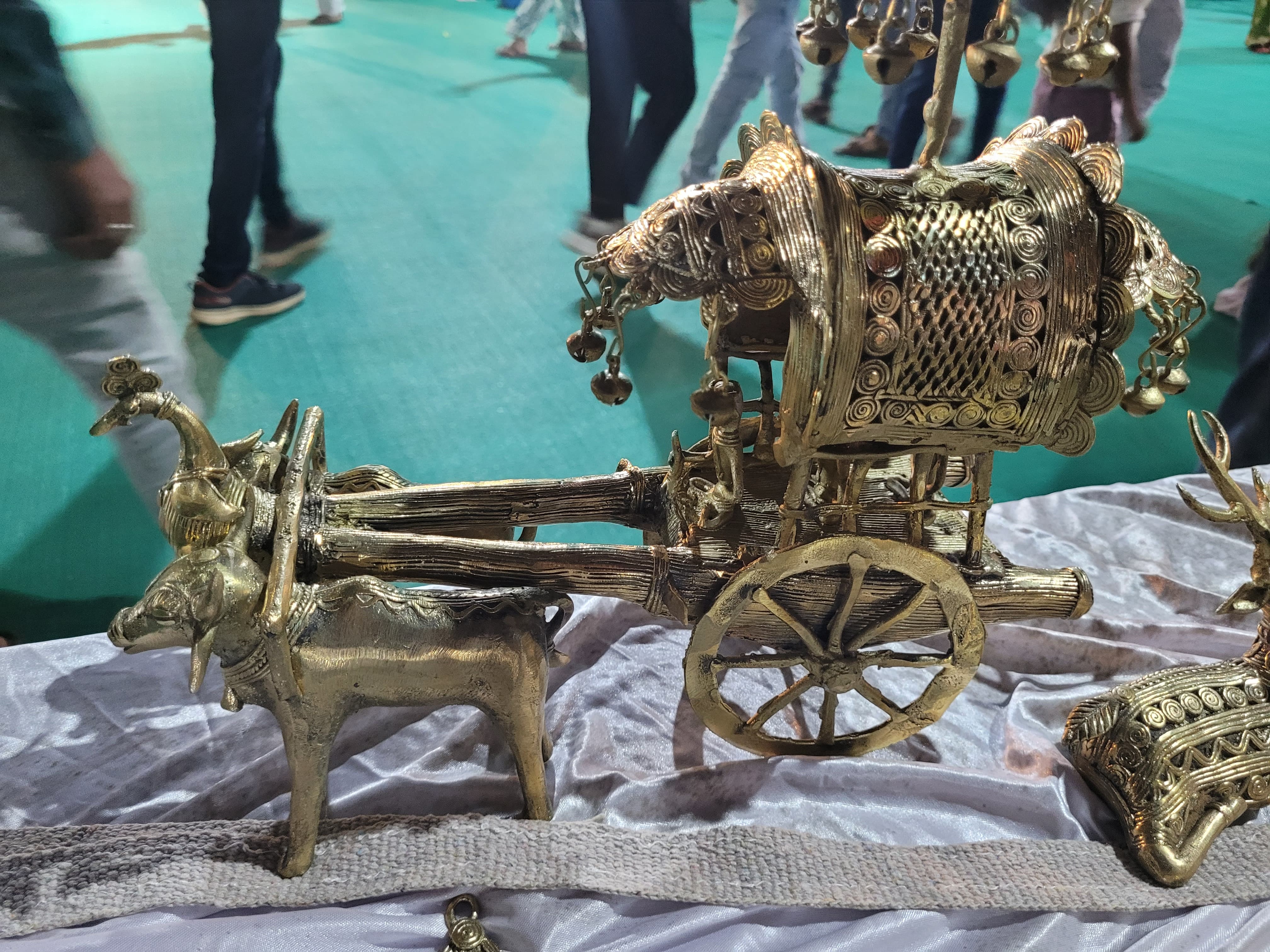 राज्योत्सव में शिल्पग्राम लोगों को आकर्षित कर रहा है ढोकरा शिल्प