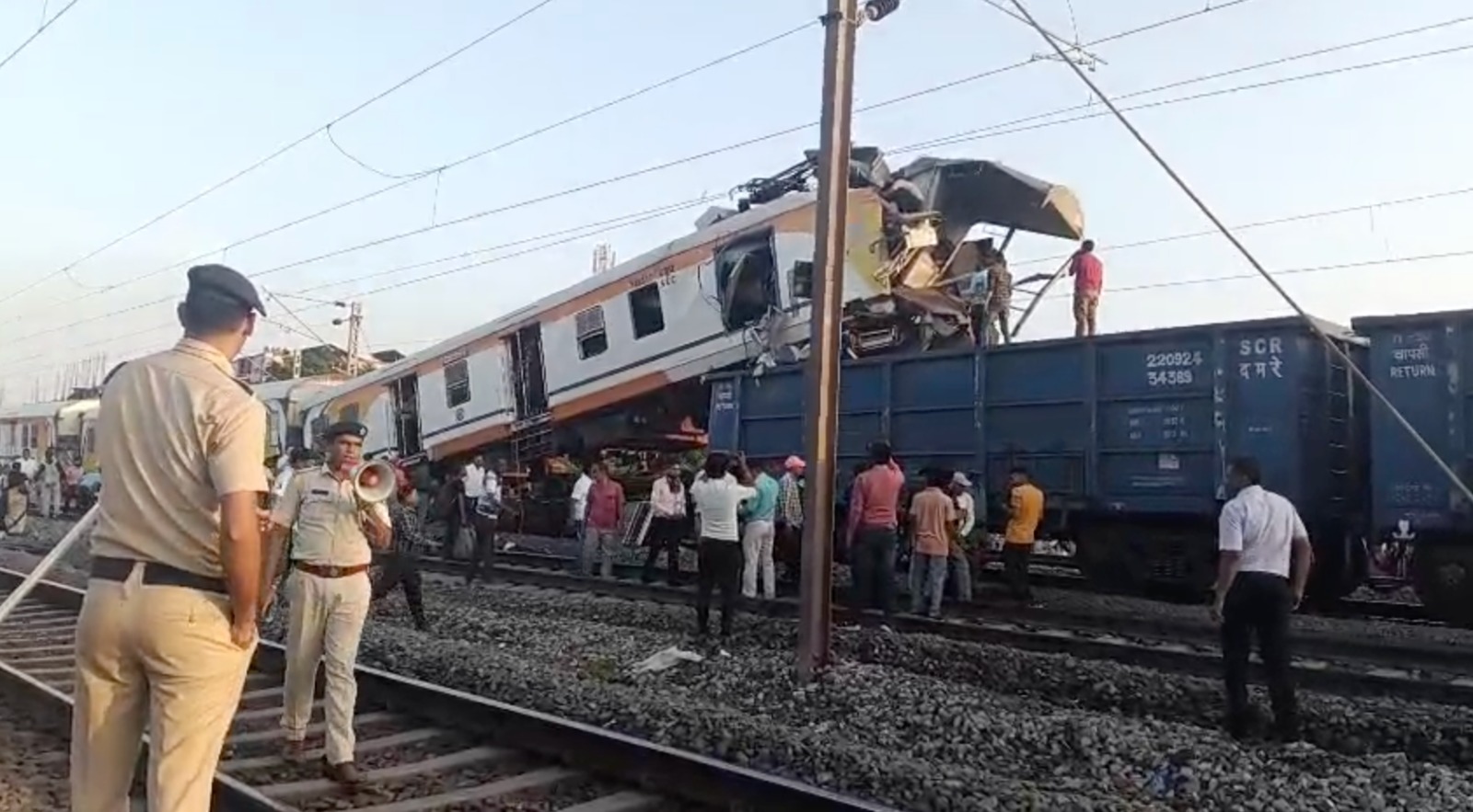 मालगाड़ी पर चढ़ी गेवरा पैसेंजर, 4 की मौत, दो दर्जन  घायल 