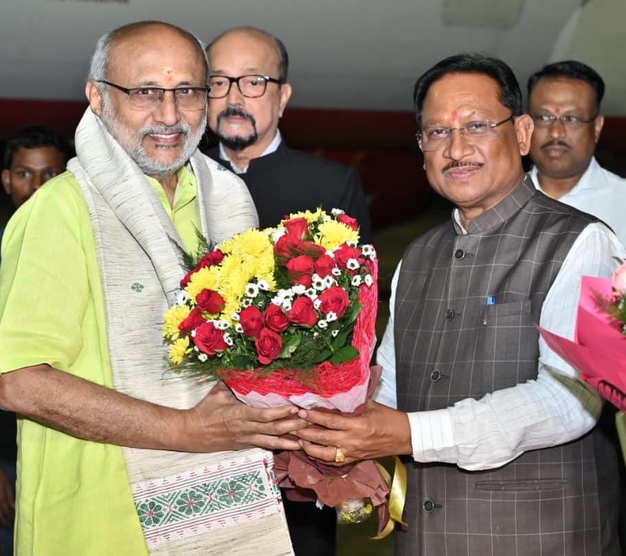 उपराष्ट्रपति का डेका, साय रमन ने एयरपोर्ट पर किया आत्मीय स्वागत