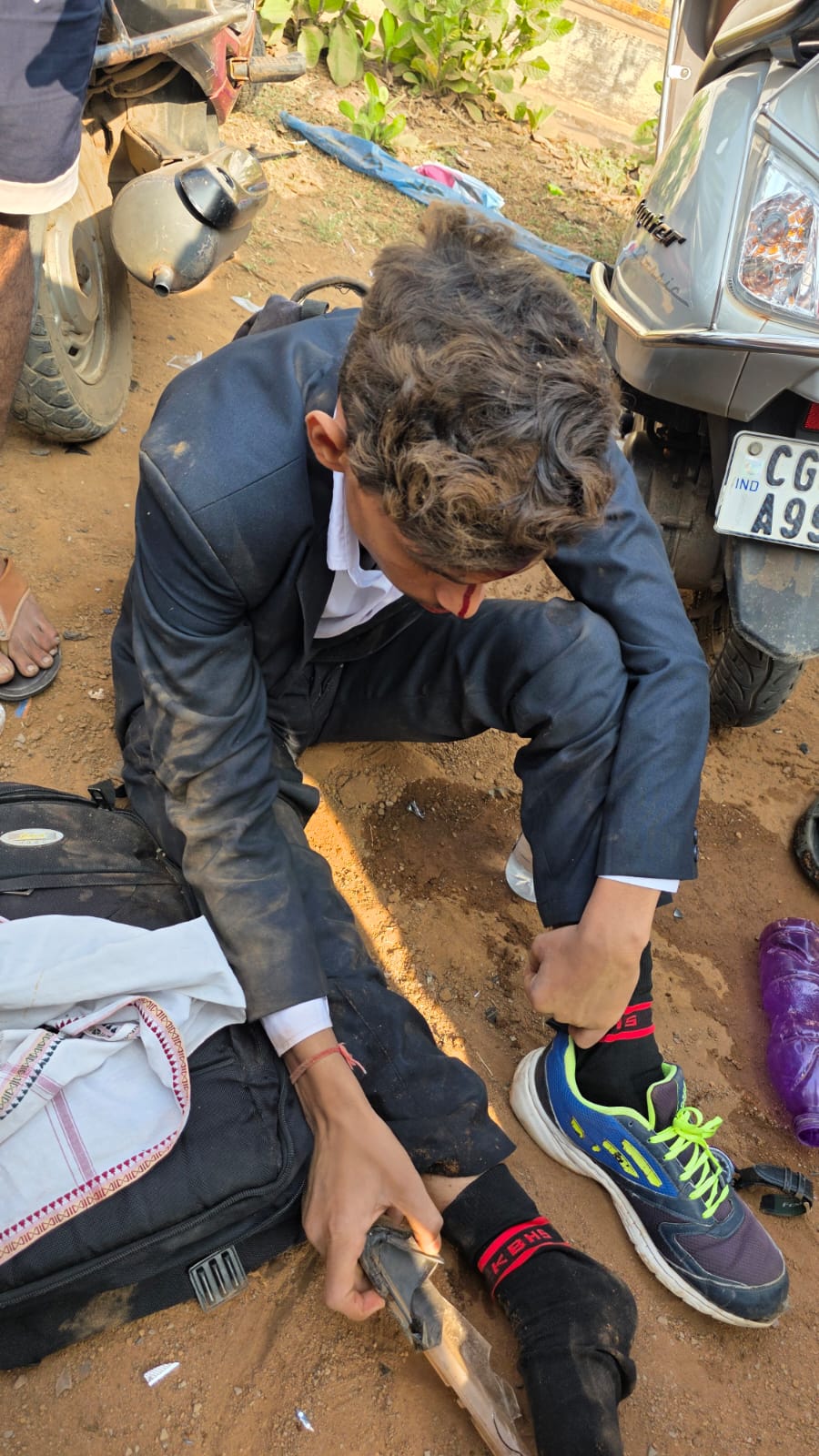 रांग साइड आ रही कार ने दो स्कूली बच्चों को ठोका, घायल