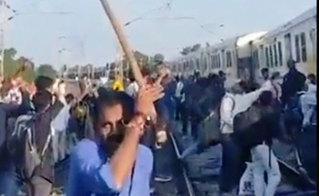 घुमावदार ट्रैक में सिग्नल की गलतफहमी से लोकल ट्रेन चढ़ी मालगाड़ी पर, सीआरएस ने जांच शुरू की