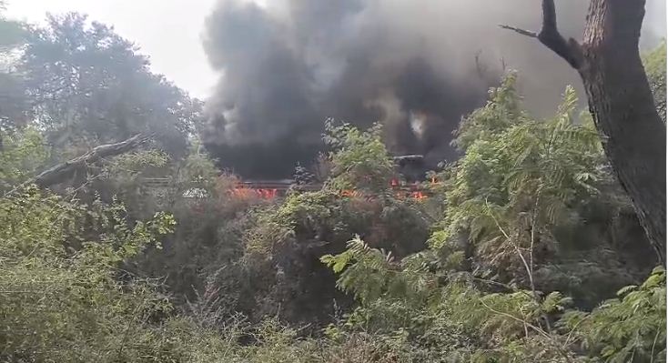 कुम्हारी पुल पर कोयला लोड ट्रक टेलर जलकर खाक