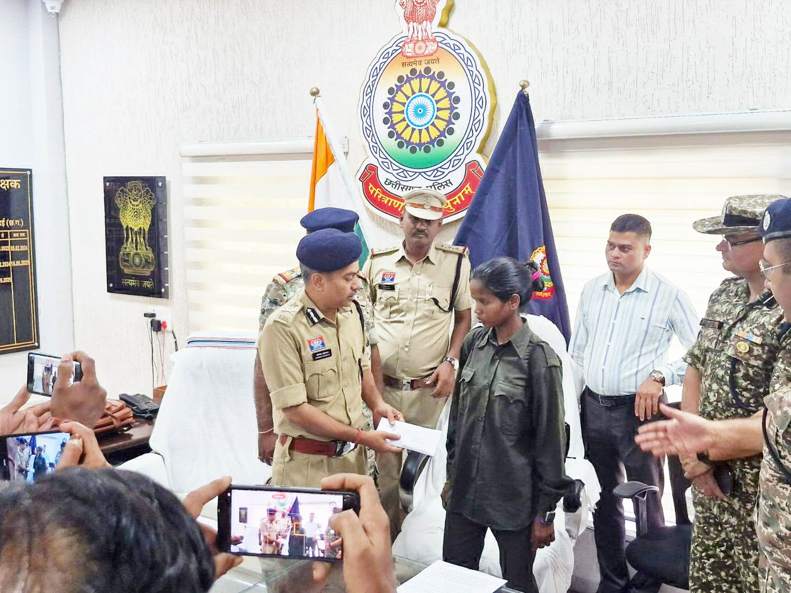 खैरागढ़ में 17 लाख वर्दीधारी इनामी महिला नक्सली का समर्पण