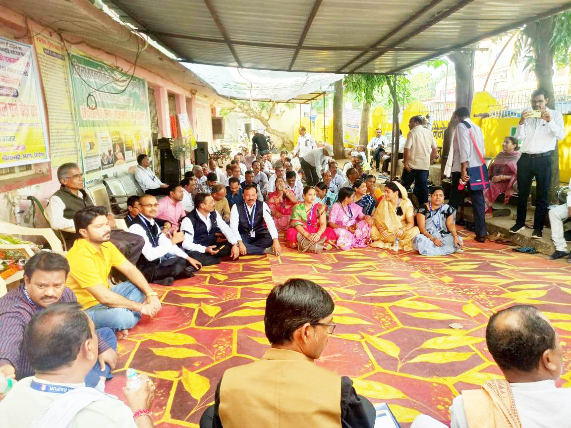 सहकारी बैंक कर्मी सामूहिक छुट्टी पर