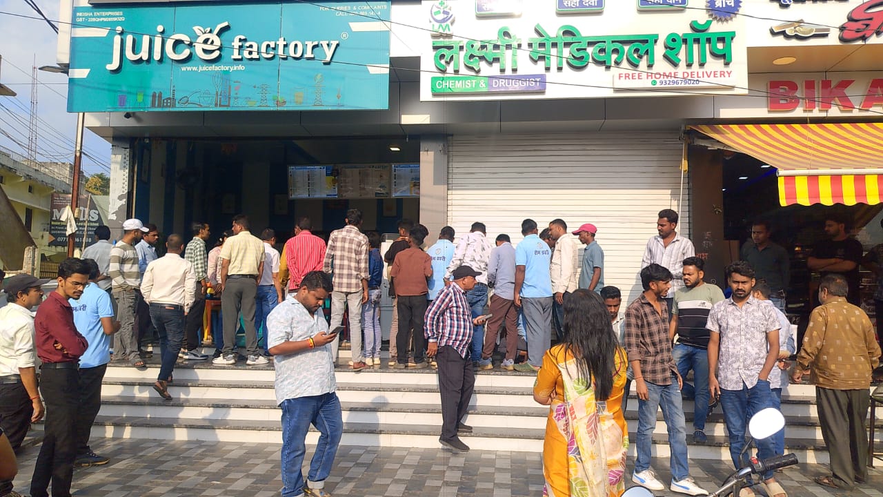 आवासीय नक्शे में बने 3 दुकानें, दो अन्य बकाया नहीं देने पर सील