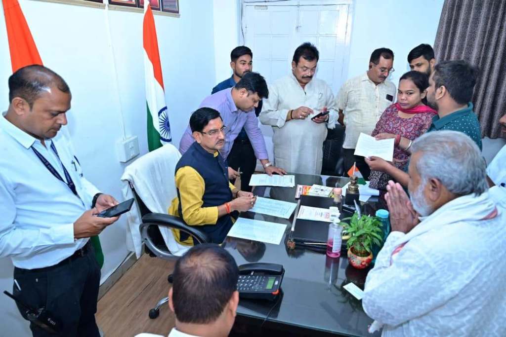 केंद्रीय राज्य मंत्री साहू ने सुनी जनता की समस्याएं, अधिकारियों को त्वरित कार्रवाई के निर्देश दिए