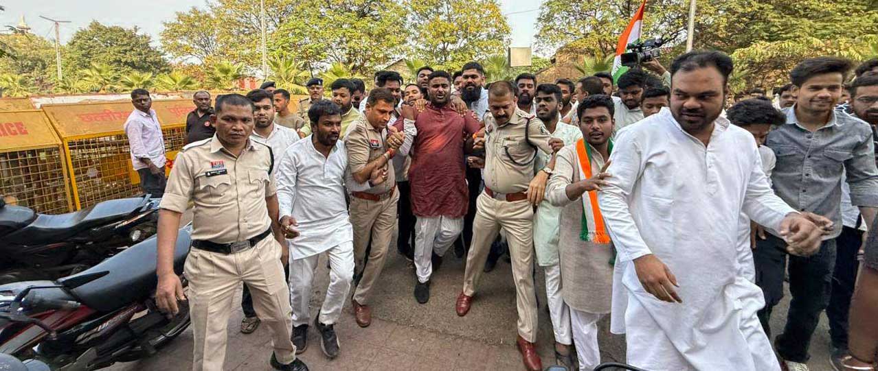 निर्वाचन दफ्तर घेरने युवा कांग्रेस कार्यकर्ताओं की कोशिश, पुलिस ने रोका